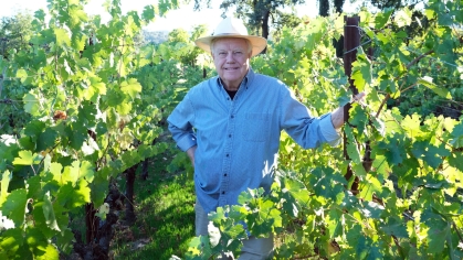 moran in vineyard HERO 2880X1620